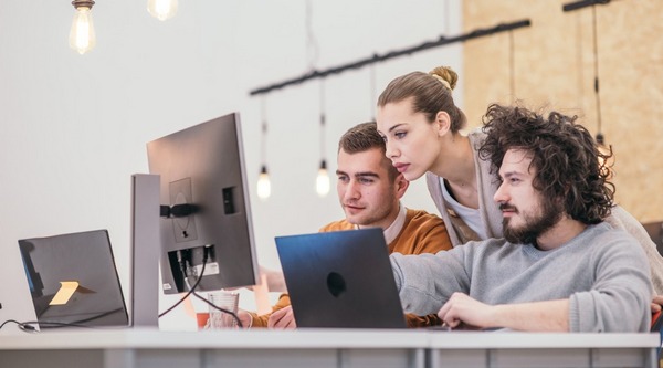 Почему стратегии создания контента с использованием ИИ должны фокусироваться на задачах, а не на транзакциях